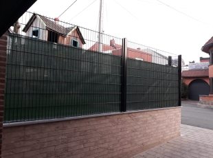 Palen zwart vierkant met u-profielen op specifieke voetplaat voor op keerwand