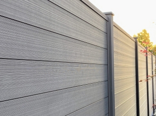 Duofuse tand- en groefplanken wenge brown + palen met U-profiel + betonplaat