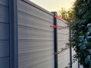 Duofuse tand- en groefplanken wenge brown + palen met U-profiel + betonplaat