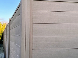 Duofuse tand- en groefplanken wenge brown + palen met U-profiel + betonplaat