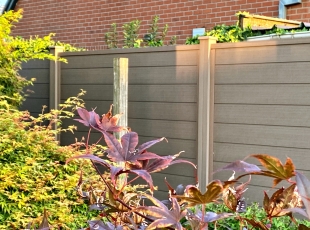Duofuse tand- en groefplanken wenge brown + palen met U-profiel + betonplaat
