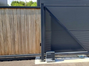 Vrijdragende schuifpoort Perpignan padouk tand- en groefplanken verticaal in de kader RAL 7016 structuur + automatisatie