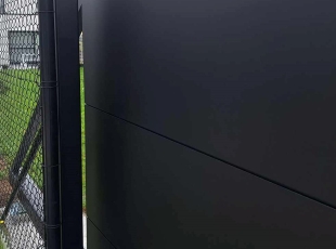 Vrijdragende schuifpoort model Poitiers alu-platen 3mm aan buitenzijde gelijmd RAL 9005 structuur