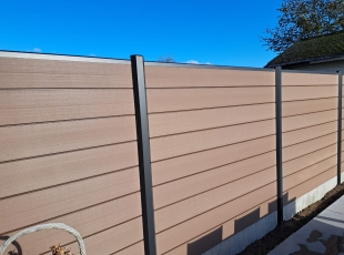 Océwood effen planken Boréale Infinite Arabica + palen en afwerkingsprofiel zandzwart + betonplaat