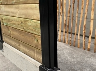 Vierkante palen op keerwand zwart met tand- en groefplanken