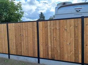 Thermowood verticaal + zwarte aluminium palen + betonplaat