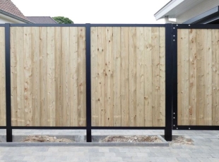 Tand  En Groef Planken Verticaal Tussen Zwarte Aluminium Palen Met Poortje En Bovenligger